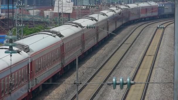 Treno che passa lentamente, traffico interurbano in Cina. — Video Stock