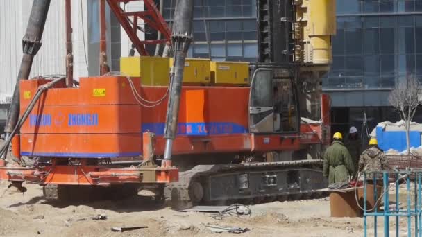 キオス島-8 月 22、2017:heavy ドリル機械建設サイト内移動. — ストック動画