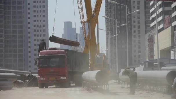 22.8.2017: Schweres Bohrgerät bewegt Baustelle. — Stockvideo