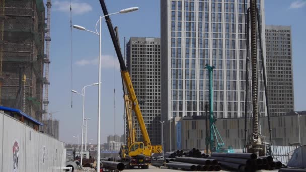 Chian-Aug 22, 2017:High crane & builder arbetar på byggarbetsplatsen. — Stockvideo
