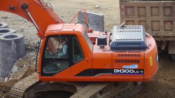 Ida-Aug 22, 2017:Excavator működő & dömper teherautó építkezésen a tenger közelében. — Stock videók