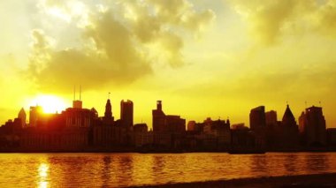 panoramik Shanghai bund günbatımı ve huangpu Nehri, Çin kentsel sahne.