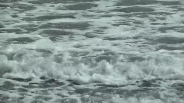 Zeitraffer-Gezeiten, Meereswellen am Strand. — Stockvideo