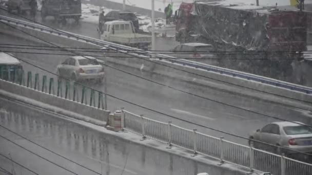 Chian-DIC 22,2016: conducción en carreteras de invierno, tormenta de nieve . — Vídeos de Stock