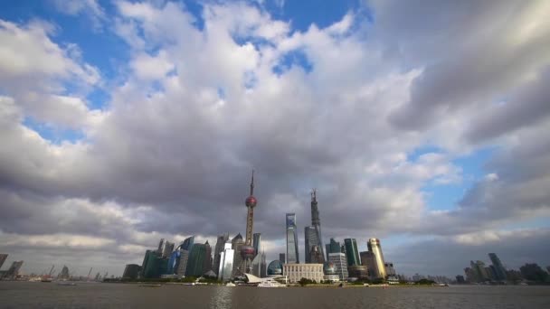 Chian-Aug 22,2017: time lapse Shanghai skyline & flying cloud, world economic Centre & urban buildi — Vídeo de Stock