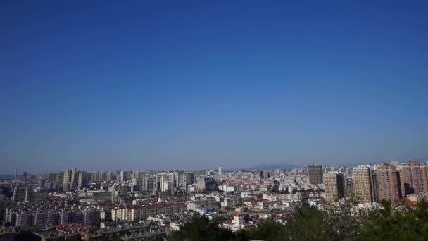 Вид на панорамну міську будівлю . — стокове відео