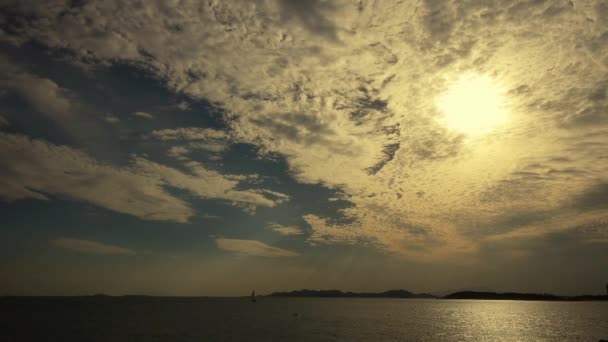 Solnedgång moln, solljus reflektera över havet skyline. — Stockvideo