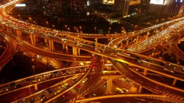 Yoğun şehir Bitirim yoğun trafik reçel otoyol gece havadan görünümü.