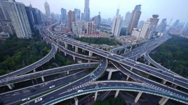 Ağır trafik otoyol kavşağı, Shanghai manzarası havadan görünümü.