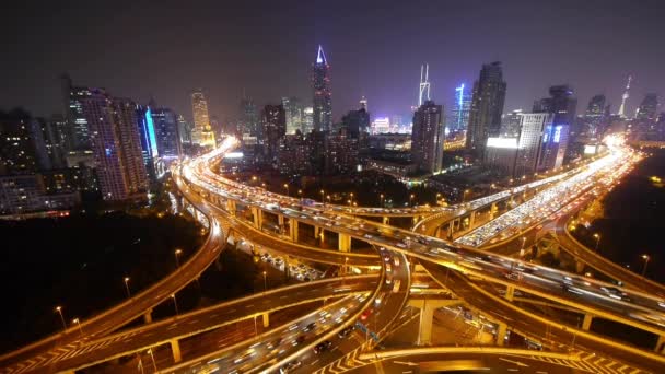 Dopravní světla stezka na nadjezdu most v noci, Šanghaj moderní budova. — Stock video