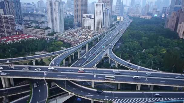 Zaman atlamalı, ağır trafik otoyol kavşağı, Shanghai manzarası havadan görünümü — Stok video