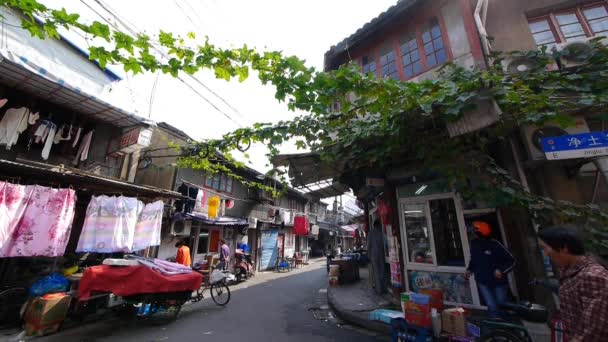 China-Okt 12.2016: typische chinesische Altstadtstraße, traditionelles Wohnviertel in Shanghai. — Stockvideo