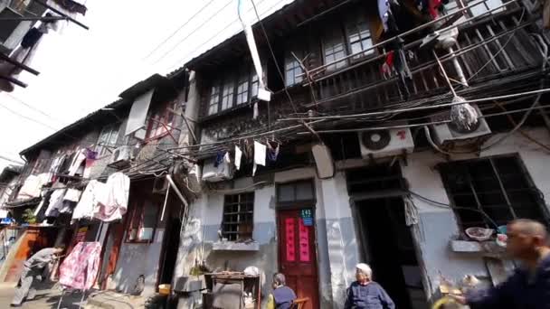 China-Okt 12.2016: typische chinesische Altstadtstraße, traditionelles Wohnviertel in Shanghai. — Stockvideo