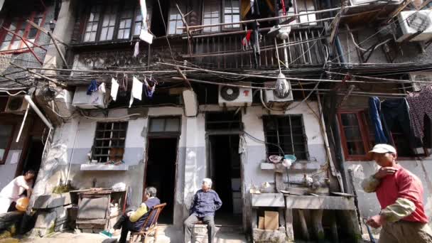 China-Okt 12.2016: typische chinesische Altstadtstraße, traditionelles Wohnviertel in Shanghai. — Stockvideo