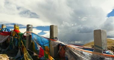 Gölü namtso ve kar dağ, üzerinde inişli çıkışlı 4 k büyük bulutlar kitle dua bayrak Rüzgar.