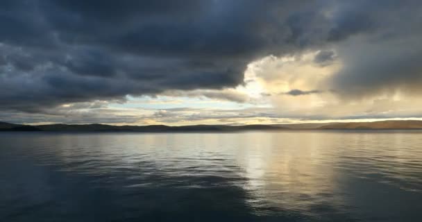 4k timelapse huge clouds mass rolling over lake namtso in morning,tibet. — Stock Video