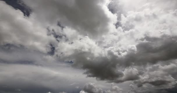 4k timelapse nuages énormes masse roulant sur le Tibet namtso montagnes . — Video