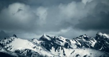 4 k timelapse kitle Tibet karla kaplı Dağların üzerinden haddeleme bulutlar.