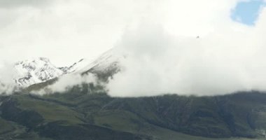 4 k timelapse kitle Tibet karla kaplı Dağların üzerinden haddeleme bulutlar.