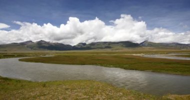 4 k timelapse bulutlar yığın üzerinde Tibet dağ, kır akan nehir haddeleme.