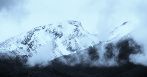 4k Zeitraffer-Wolkenmassen rollen über schneebedeckte Berge in Tibet. — Stockvideo