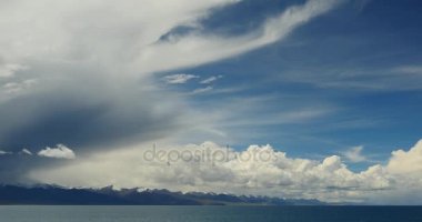 4k büyük kitle Gölü namtso ve kar dağ Tibet üzerinde haddeleme bulutlar.