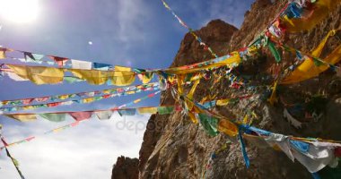 Tibet, mağara meditasyonda eski keşiş Gölü namtso 4 k dua bayraklar.