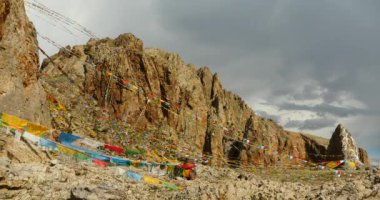 Tibet, mağara meditasyonda eski keşiş Gölü namtso 4 k dua bayraklar.