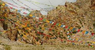 Tibet, mağara meditasyonda eski keşiş Gölü namtso 4 k dua bayraklar.