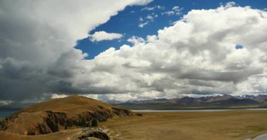 4k büyük kitle Gölü namtso ve Yarımadası, tibet mansarovar üzerinde haddeleme bulutlar.