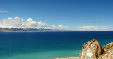 4k büyük kitle Gölü namtso ve kar dağ, tibet mansarovar üzerinde haddeleme bulutlar.