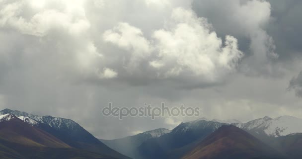 4k puffadt felhők tömeges borulás tibeti hegytetőn & tető-ból világ-völgy. — Stock videók