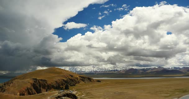 4k enorma moln massa rullande över sjön nomadiska & halvön, tibet mansarovar. — Stockvideo