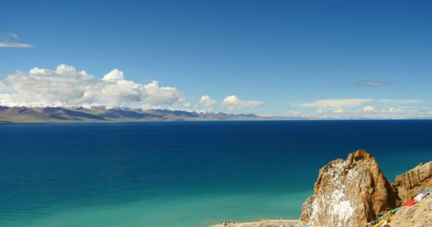 4k büyük kitle Gölü namtso ve kar dağ, tibet mansarovar üzerinde haddeleme bulutlar. — Stok video