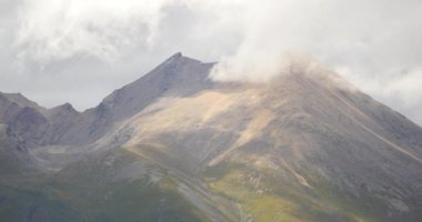 4 k sis kitle Tibet çorak dağın üzerinde dünyanın çatısı haddeleme.