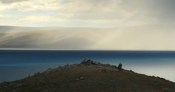 4k enorme masa de nubes rodando sobre el lago namtso & montaña por la mañana . — Vídeos de Stock