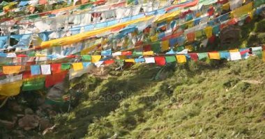4 k dua bayrağı dağda lhasa, tibet.