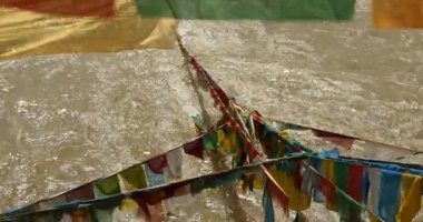 4 k dua bayrağı nehrinde lhasa, tibet.
