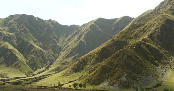 4k nubes hinchadas en masa rodando sobre la cima del Tíbet y el valle, techo del mundo . — Vídeos de Stock