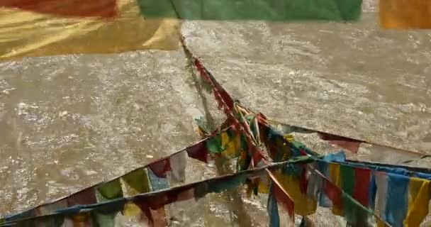Drapeau de prière 4k sur la rivière Ihasa, Tibet . — Video