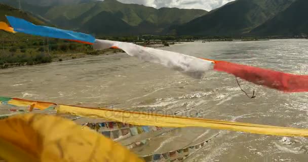 4 k 祈祷旗帜，在西藏拉萨河畔. — 图库视频影像