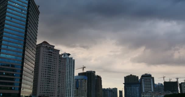 4 k Altocumulus wolken boven Cbd bouwen van high-rise & wolkenkrabber in stedelijke city. — Stockvideo