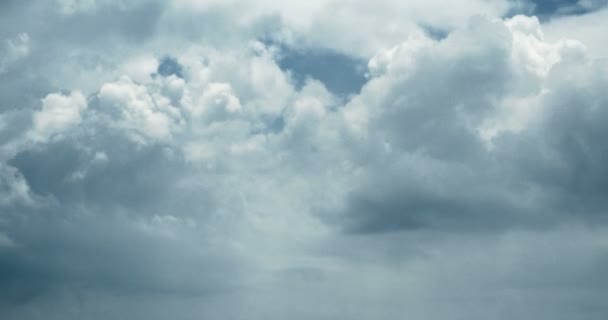 4k Panorâmica de nuvens escuras de altocumulus fumaça voando lentamente no céu nublado . — Vídeo de Stock