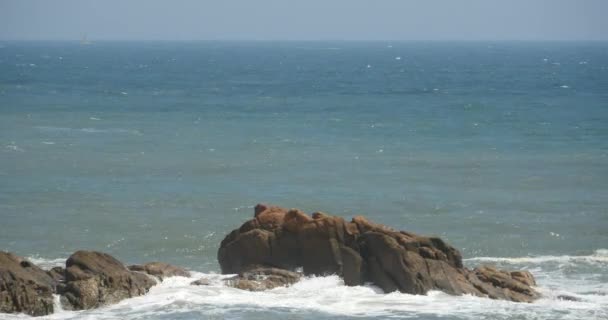 4k espumante oceano mar ondas de água superfície & litoral rocha recife costa onda costa . — Vídeo de Stock