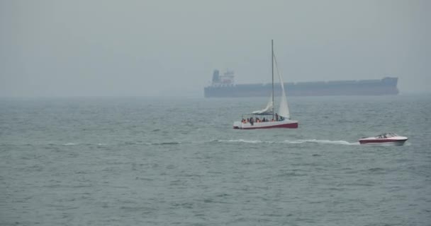 4k большой танкер парусный в море, широкая поверхность океанских волн . — стоковое видео