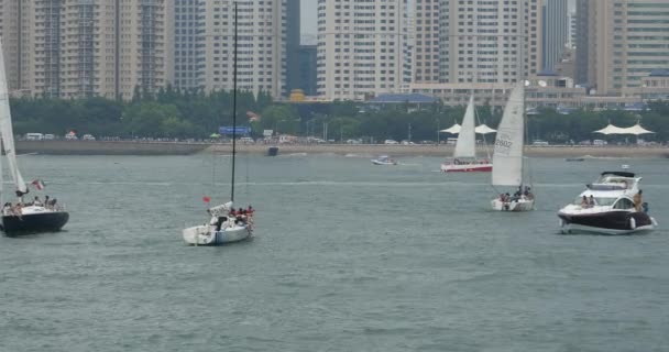 China-Sep18,2017:4k video,sailboats sailing in the sea against urban building background. — Stock Video