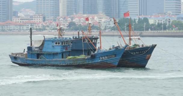 Çin-Sep18, 2017:4 k video, kentsel inşaat arka plan karşı denizde yüzen tekne. — Stok video