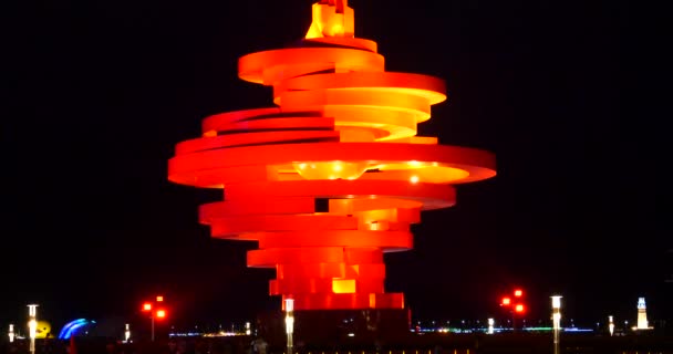 Kina-Sep18, 2017:4 k Qingdao, Kina, maj fjärde Square i natt, kan vinden ”skulptur." — Stockvideo