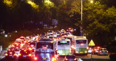 Çin-Sep18, gece, sokak ve bina neon karayolu 2017:4 k Modern Kentsel şehir yoğun trafik sıkışmaları.