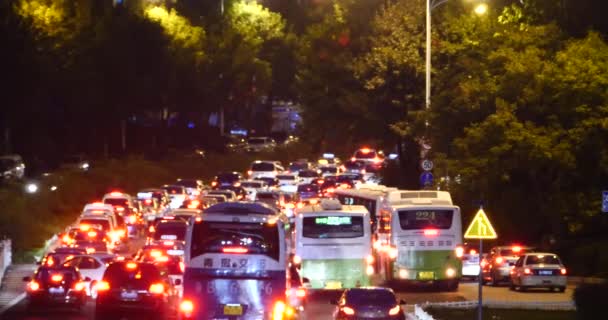 China-Sep18,2017: 4k Moderna ciudad urbana atascos de tráfico ocupados noche, neón carretera calle y edificio . — Vídeo de stock